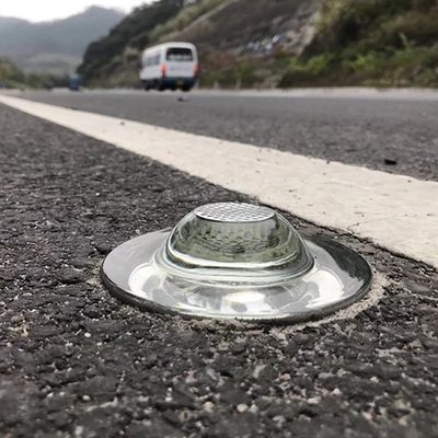 Road Safety Stud Cast Aluminum Solar Road Stud with High Reflection and Embedded
