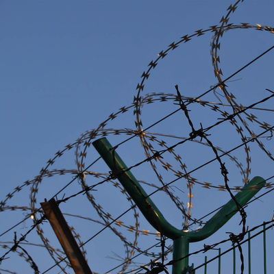 Customized Outdoor Barbed Wire Fence Roll with Galvanized/PVC Coated Wire and Handle