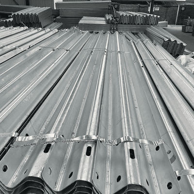 Highway Guardrail Road Barrier with Customized Design and ISO9001 2008 Certification